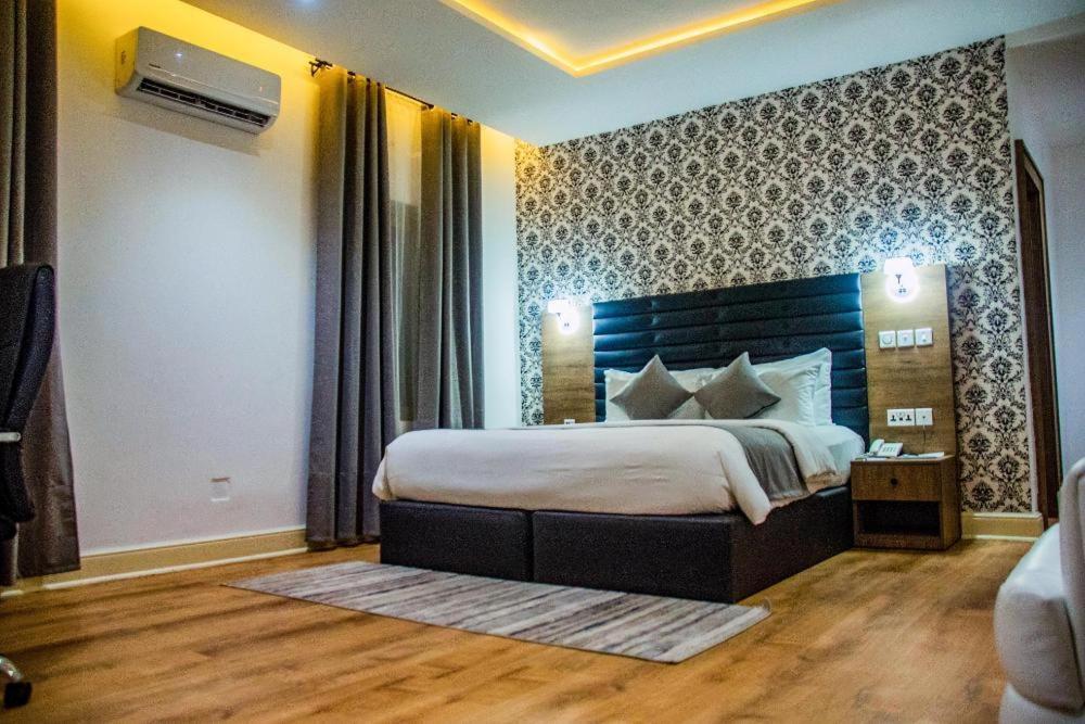 Crownsville Hotel - Airport Road Port Harcourt Exterior foto
