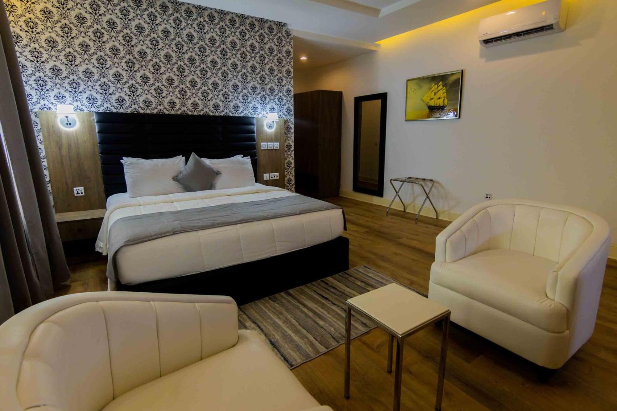Crownsville Hotel - Airport Road Port Harcourt Exterior foto